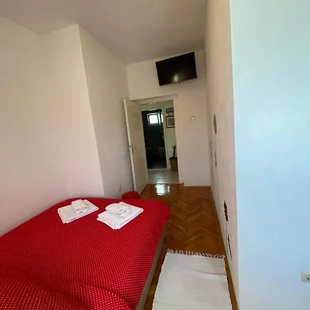 Green Garden Apartment *