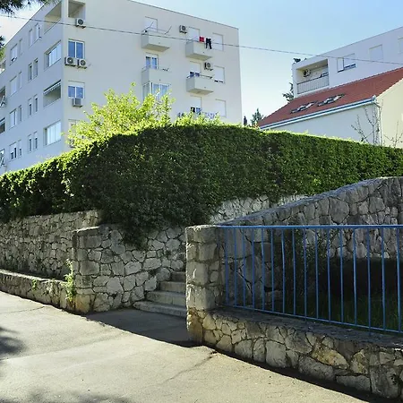Green Garden Apartment *