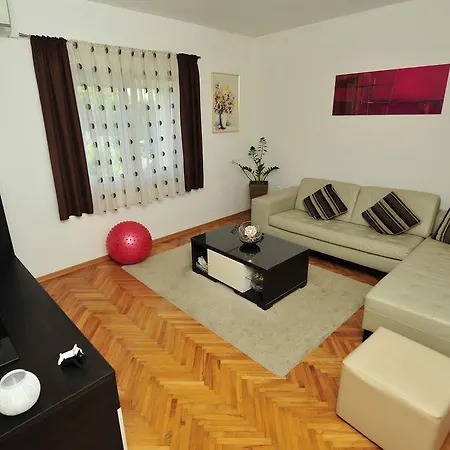 Green Garden Apartment