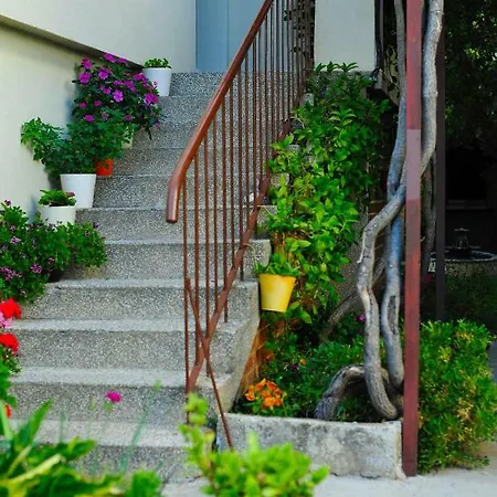 Green Garden Apartment *